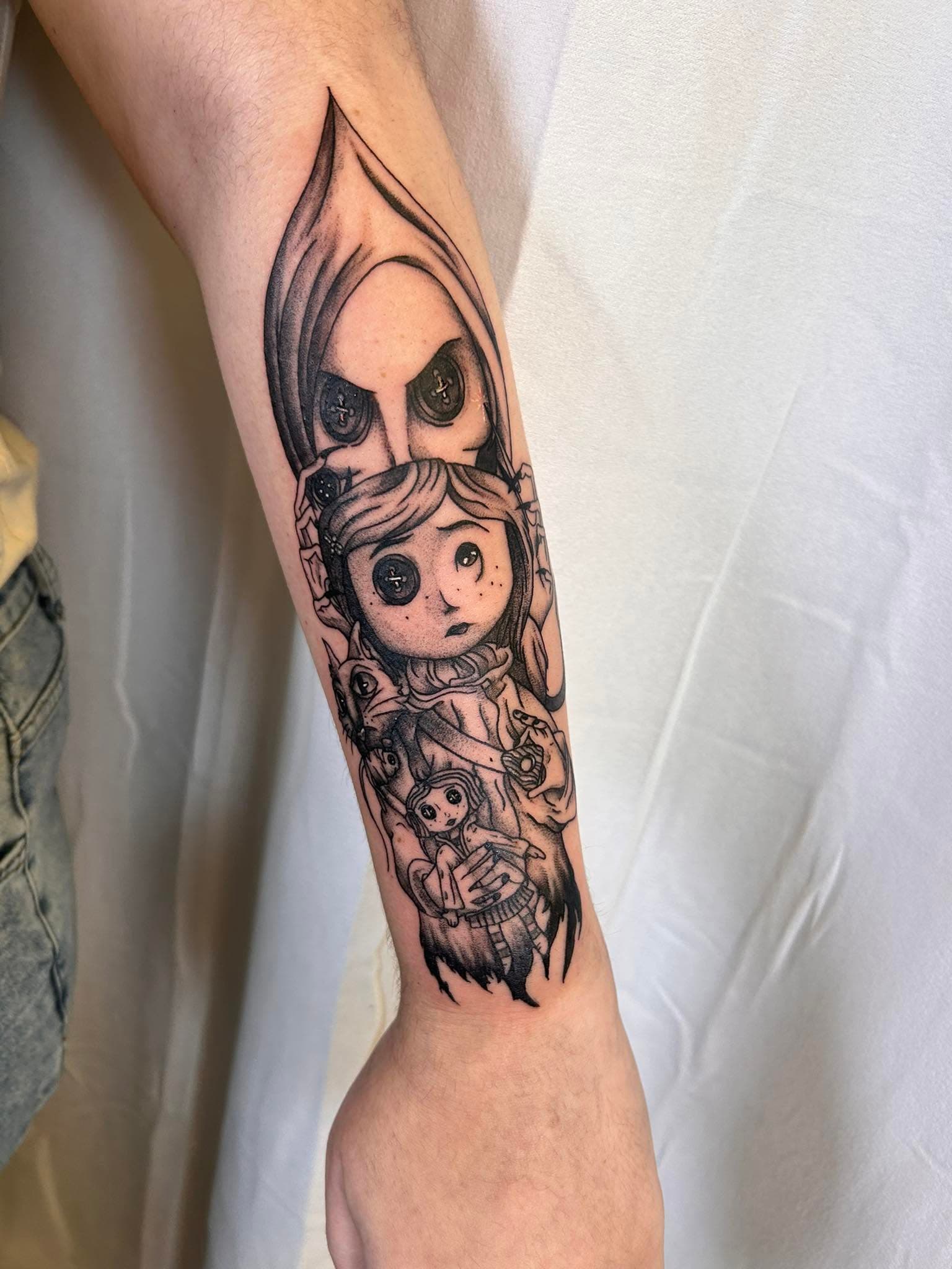 Tatouage blackwork inspiré de Coraline, réalisé par Shany Petit